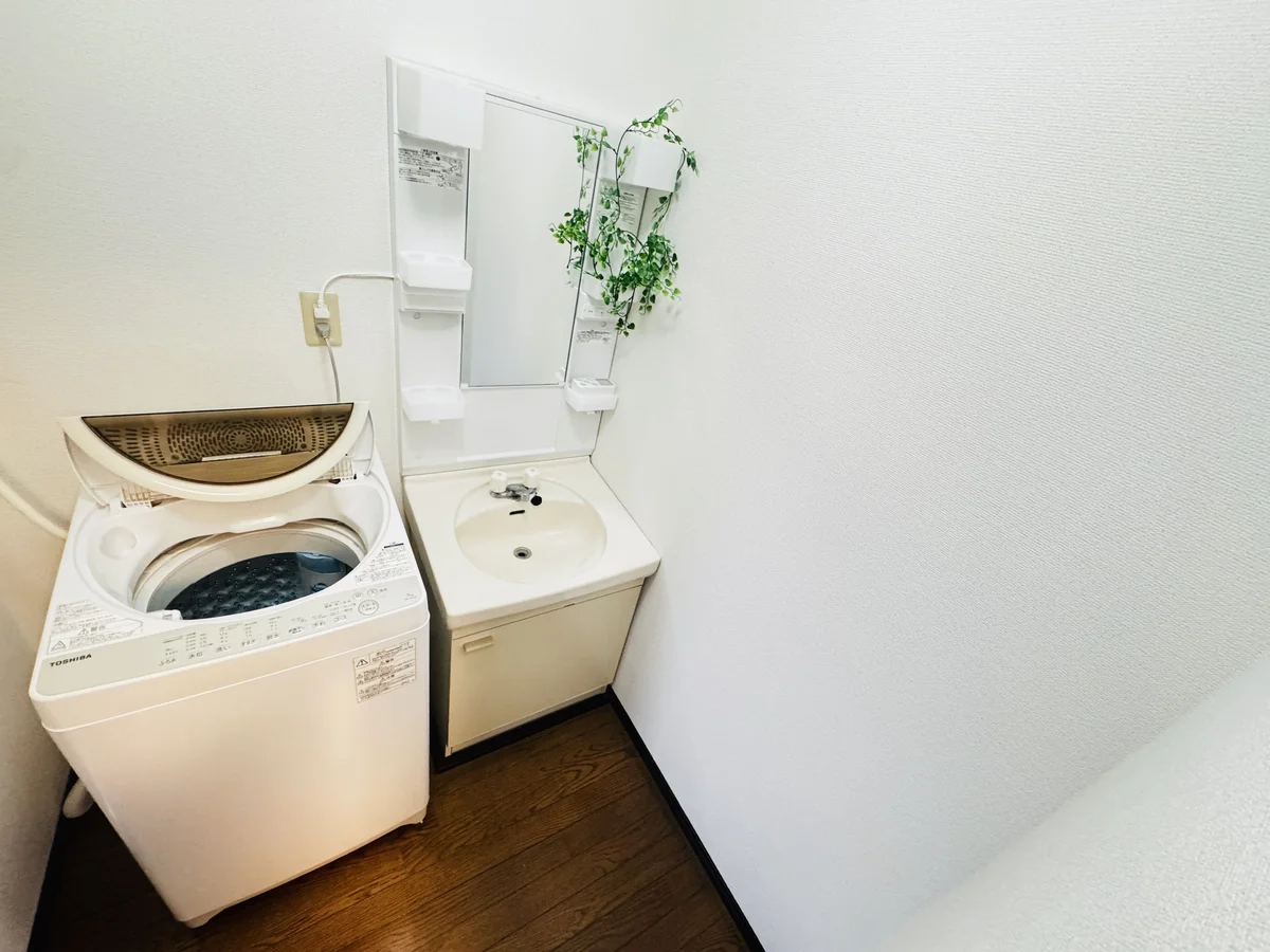 洗面スペースは真っ白で明るい雰囲気