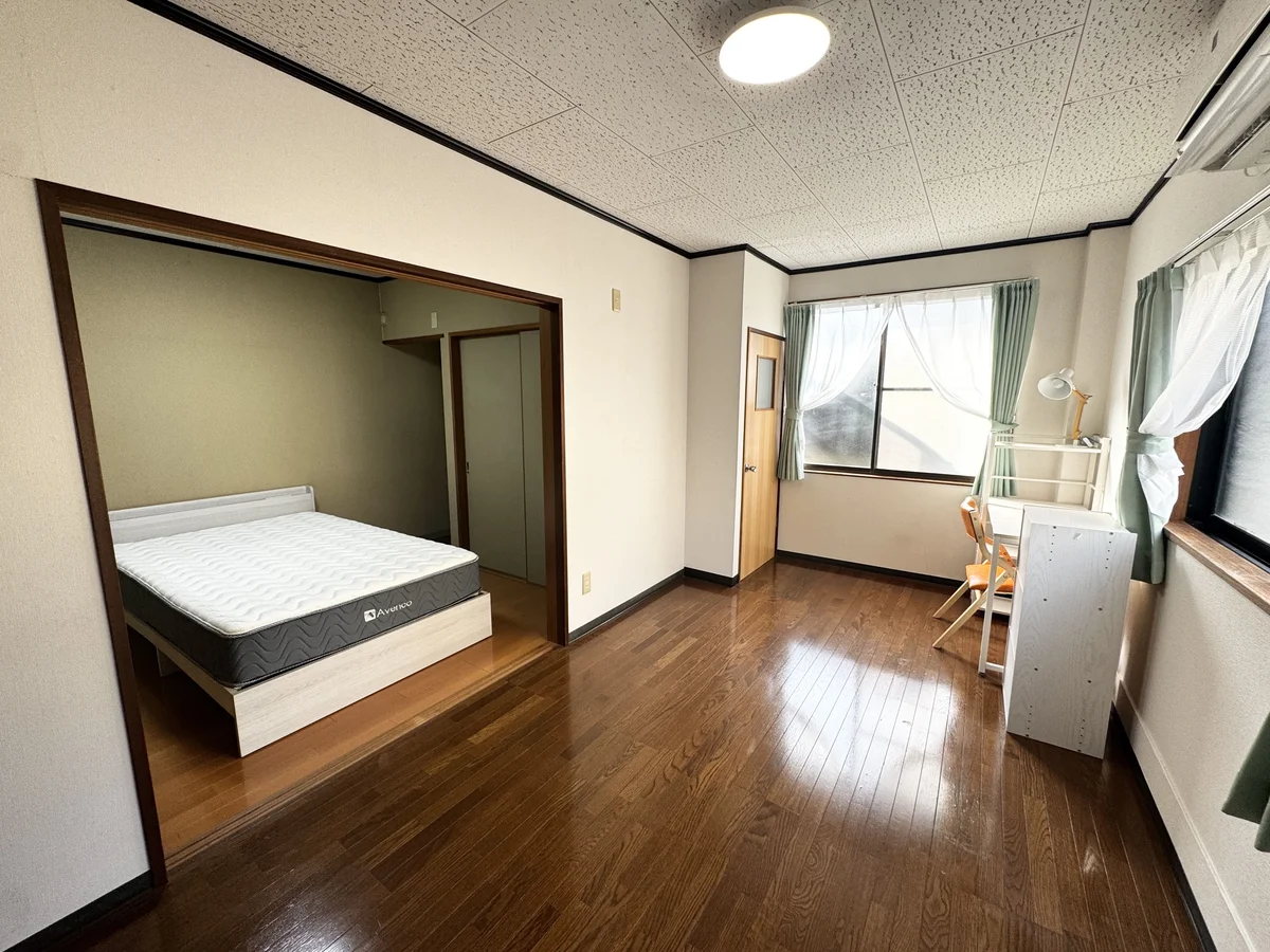 スタジオタイプの広々リビングルームです。２名様の場合はベッド追加致します。