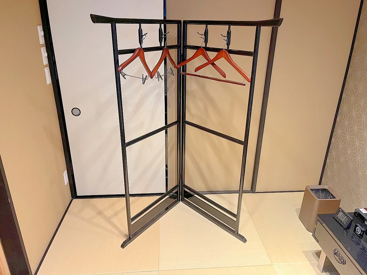 ハンガーラックもあるのでぜひご利用ください♪