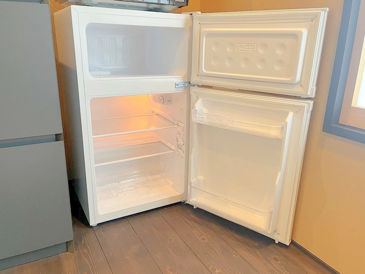 2ドアタイプの冷蔵庫です♪冷凍室もあるのでアイスも買えます🍧