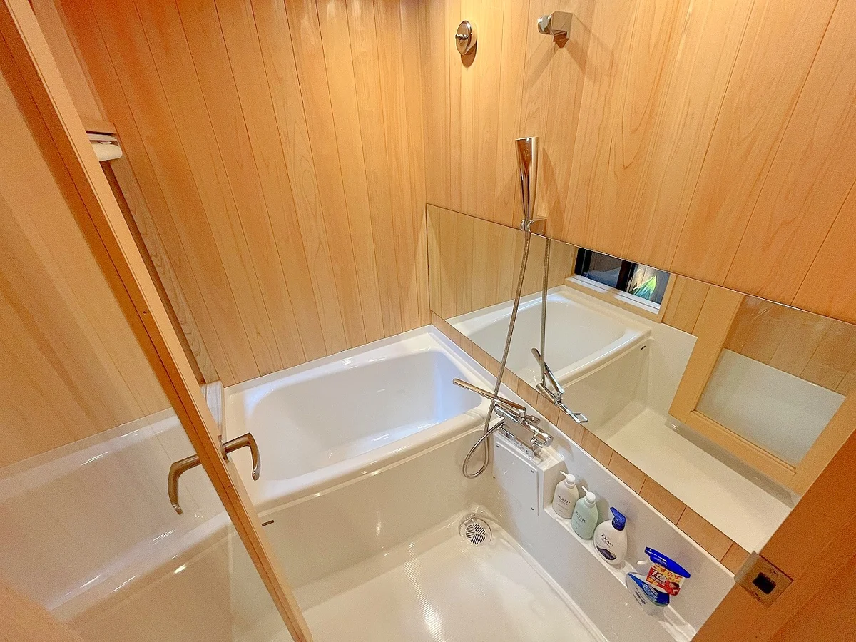 独立タイプのお風呂です♪壁が木目調でオシャレです✨