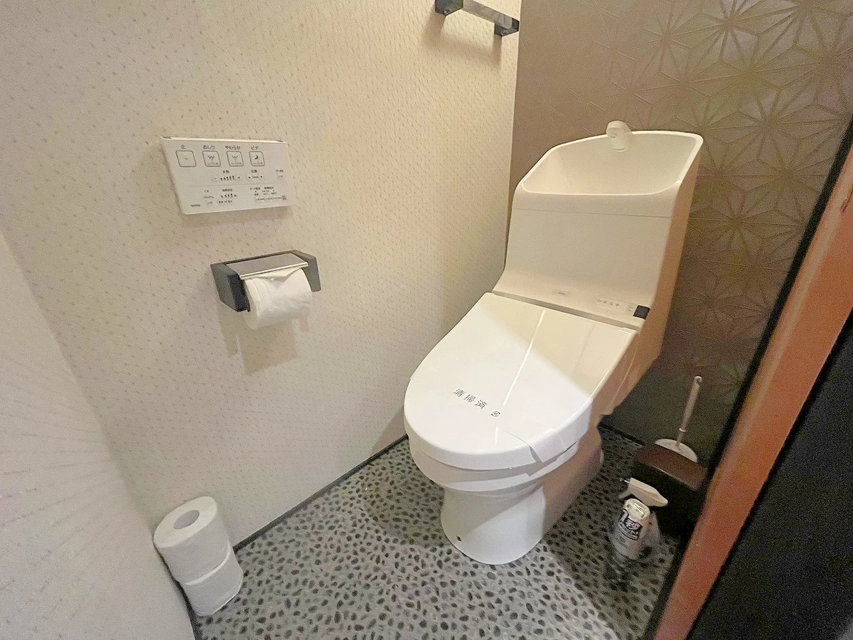 温水洗浄便座付きトイレです♪
