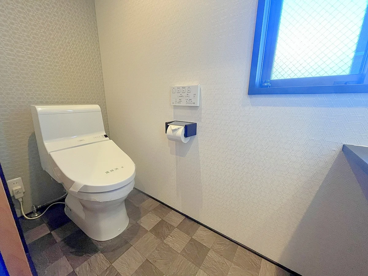 ２階にもトイレがあります♪こちらも温水洗浄便座付き