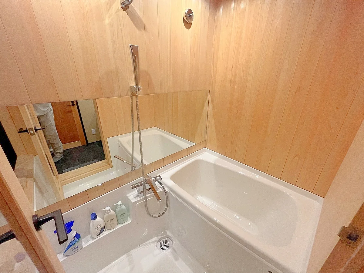 独立タイプのお風呂です♪壁が木目調でオシャレですね✨