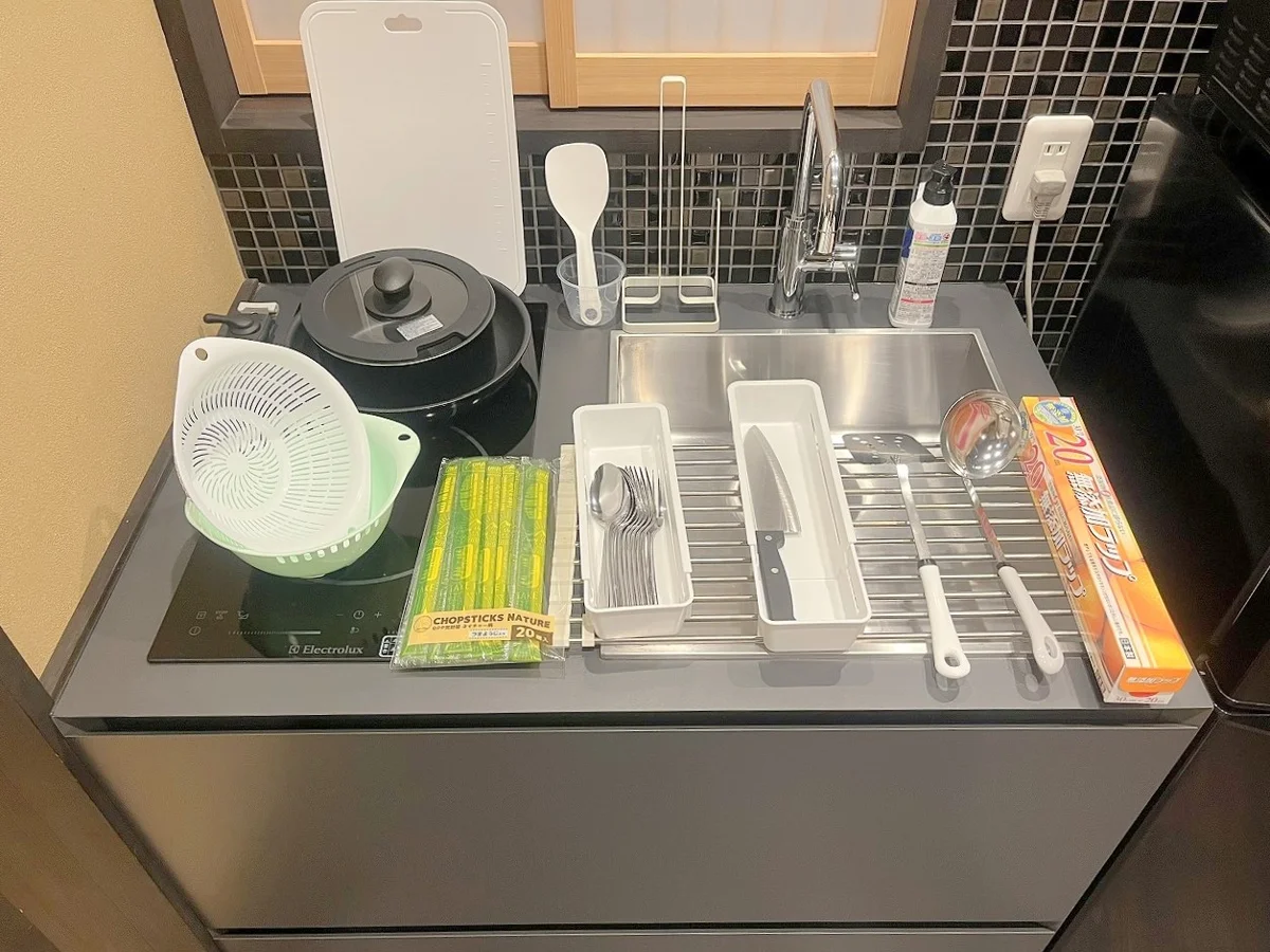 ２口IHコンロ付きキッチンです！ラップや割りばしなど消耗品は無くなるまでご利用いただけます♪