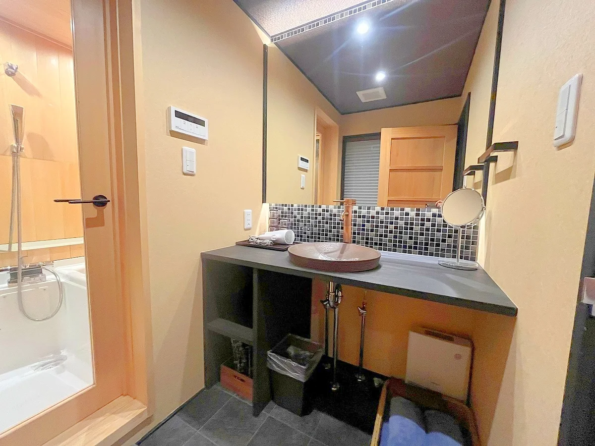 独立洗面台です♪大きな鏡があって便利です☆
