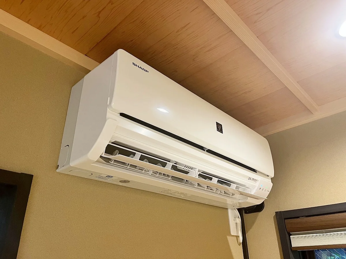 ２階和室のエアコンです！各お部屋にエアコンがあります☆
