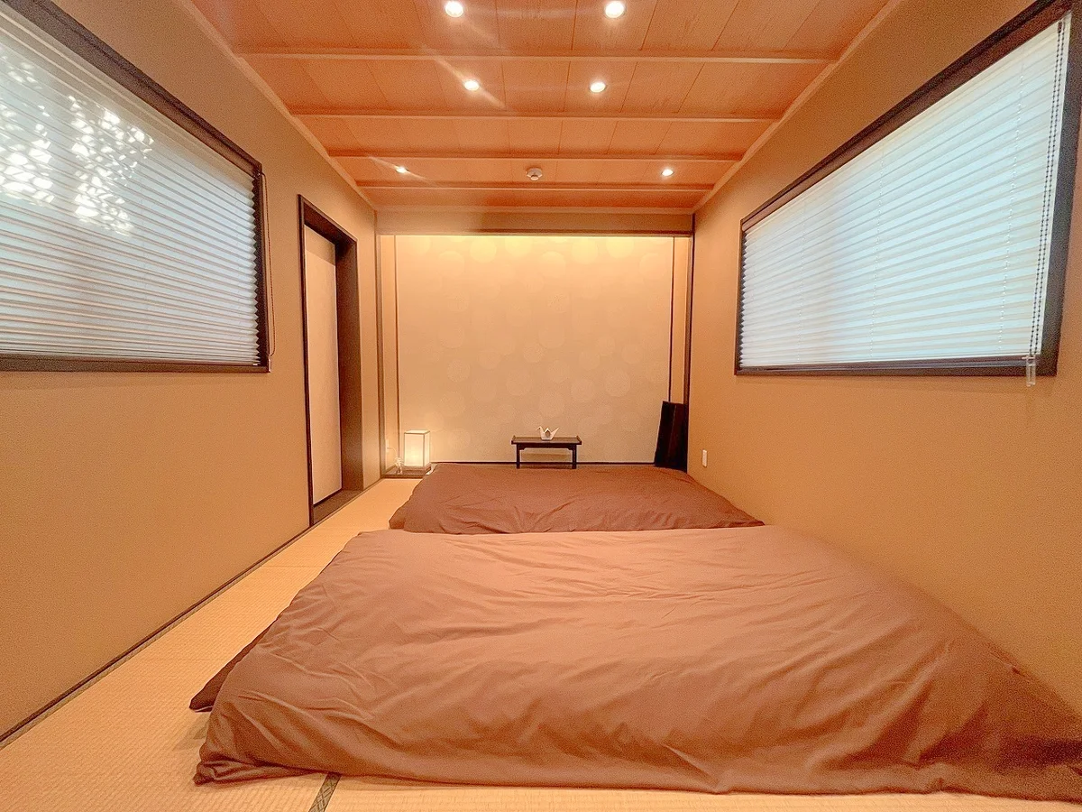 ２階和室６.75帖のお部屋です♪ベッドとは別にお布団2組ご用意しています♪