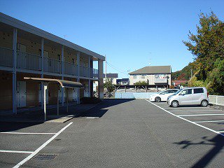 駐車場は全部で１８台分です。