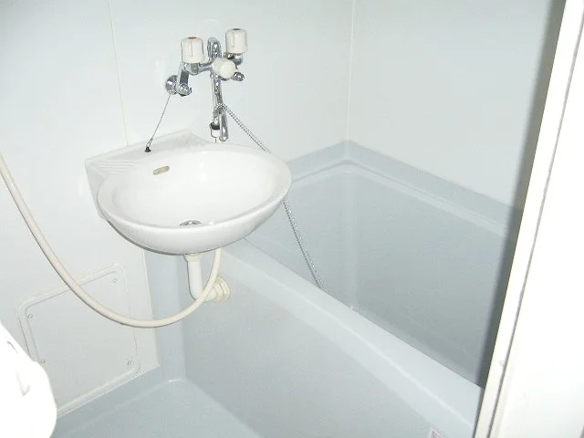 洗面台は浴室に御座います。