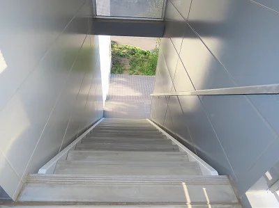 階段上からのアングルです