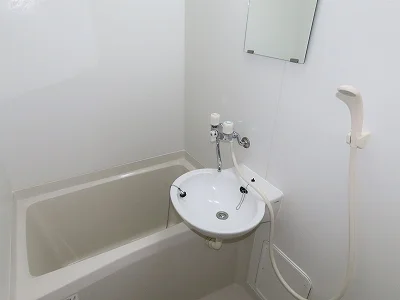 洗面台とユニット式のお風呂です