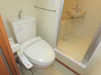 トイレ内にお風呂の入口扉があります