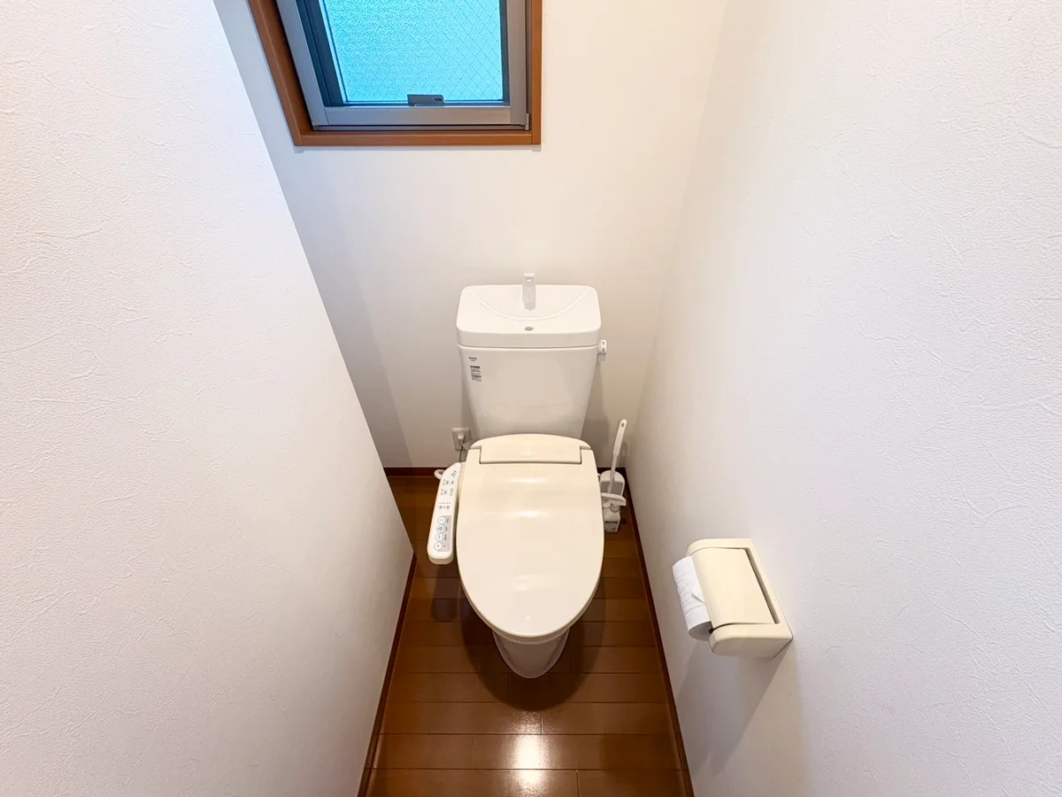 ウォシュレットつきのトイレです。老若男女皆様に安心してご利用いただけますね☆トイレにもトイレ用洗剤とトイレ用ブラシをご用意しておりますので長期ご利用の場合の気になる汚れなどもお掃除して頂けます＾＾