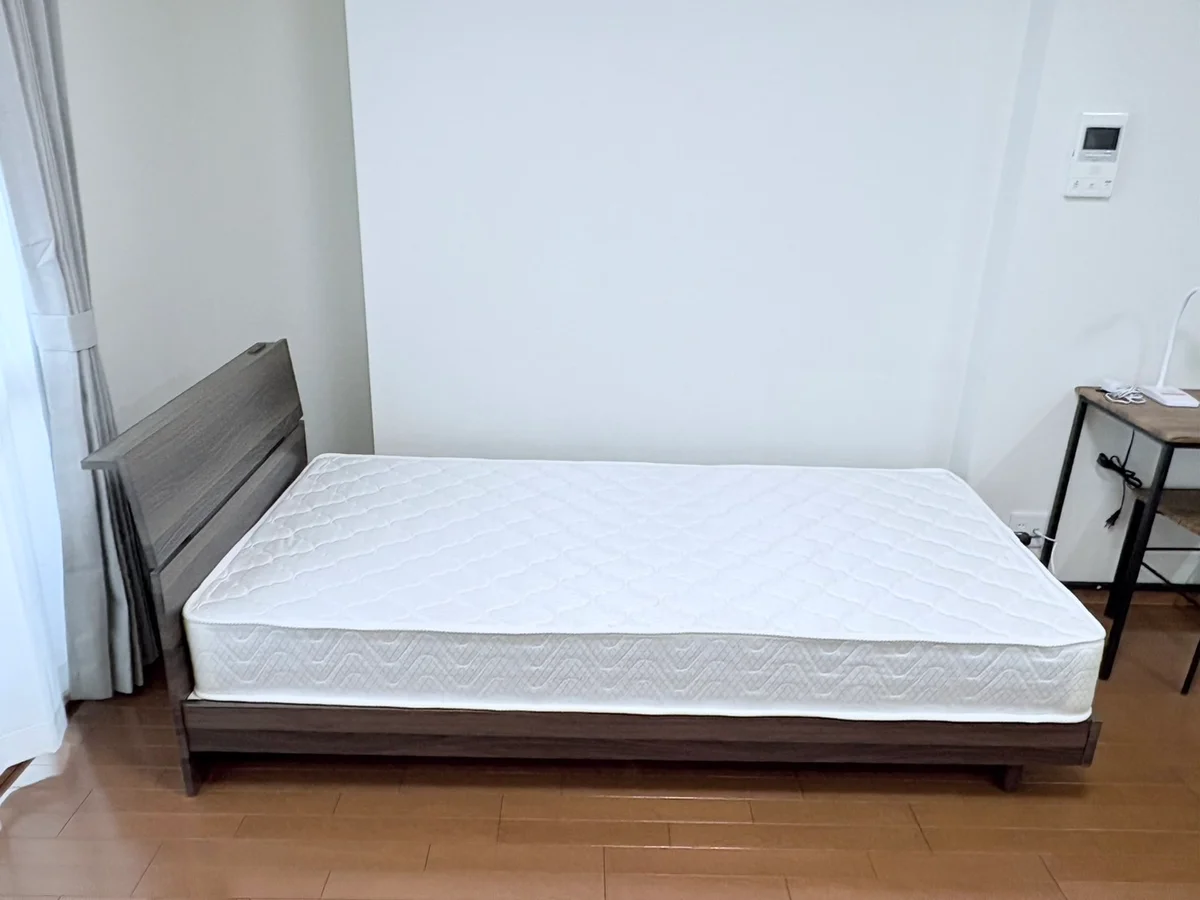 ベッドにはコンセント付なので携帯充電もバッチリ☆★