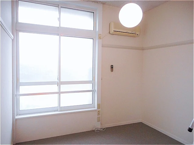 206号室は家具無のお部屋です