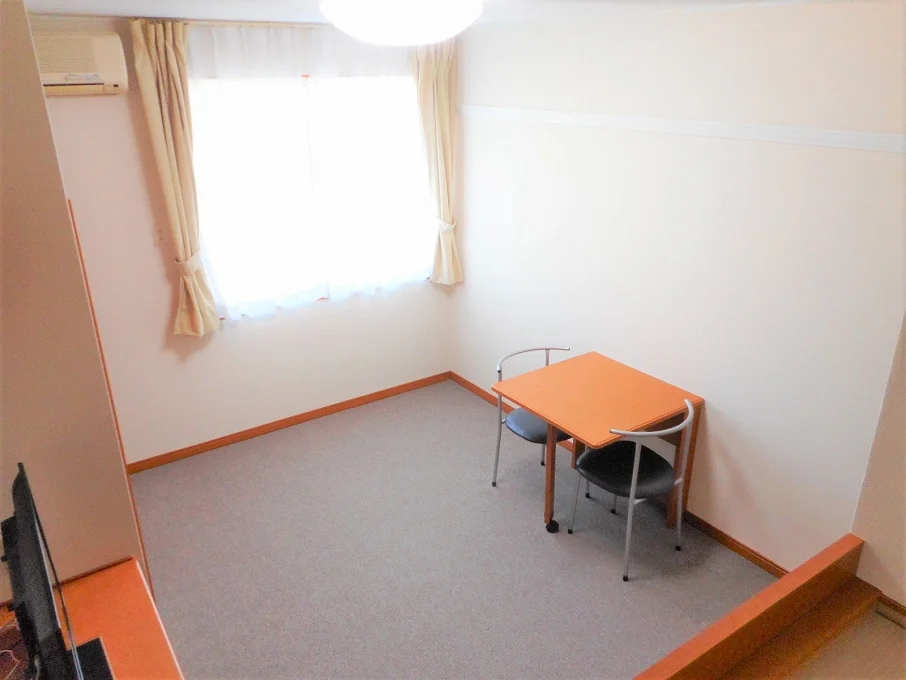 テーブルは折り畳み式です