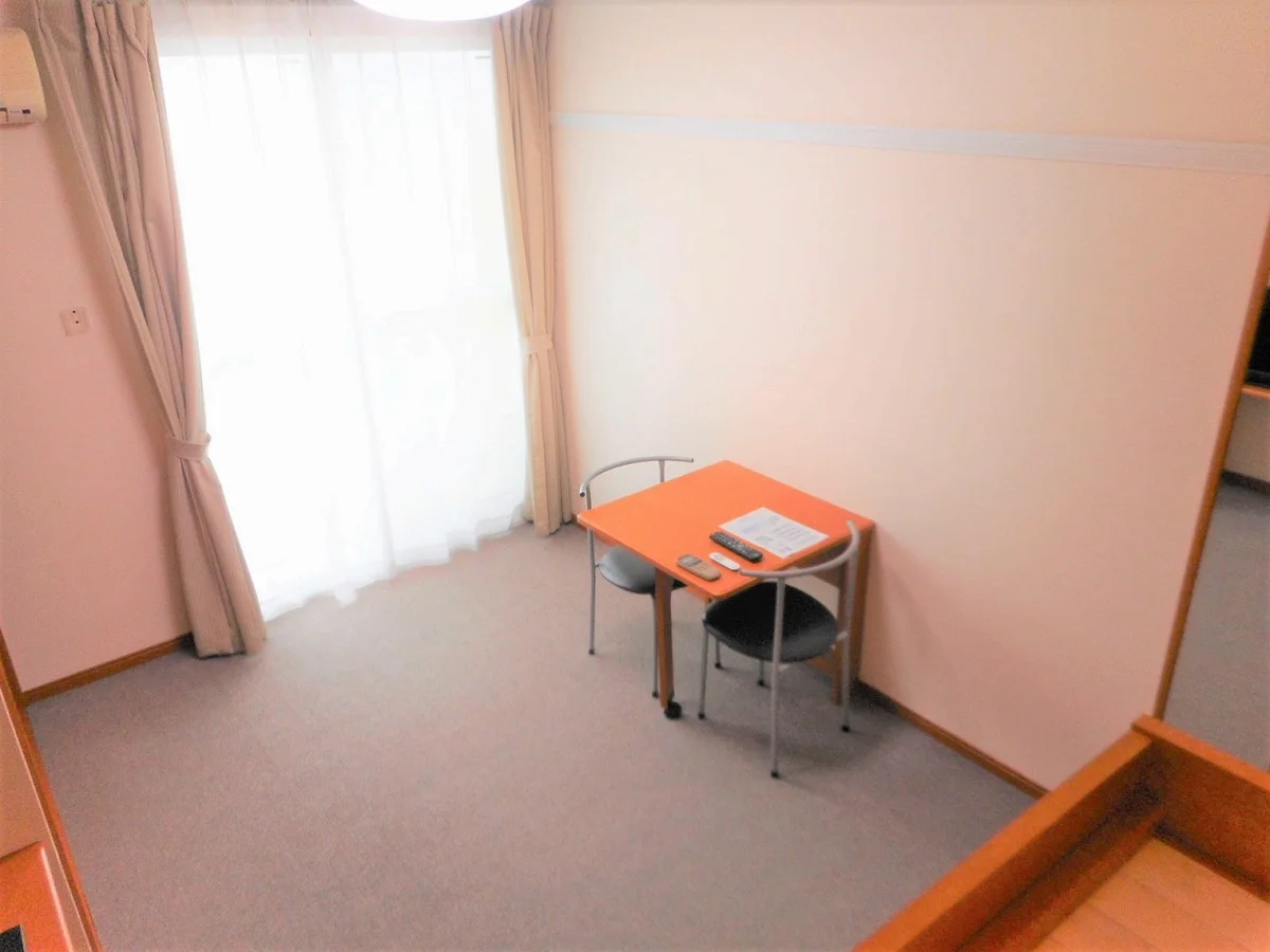 テーブルは折り畳み式です