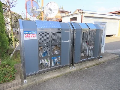 敷地内にゴミ庫が設置されておりゴミ捨てに便利です