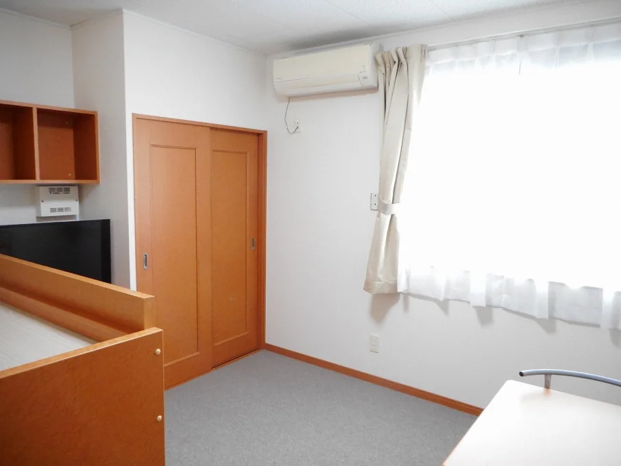 カーテンやテーブル、テレビも備え付けです