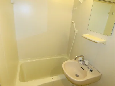 洗面台とユニット式のお風呂です