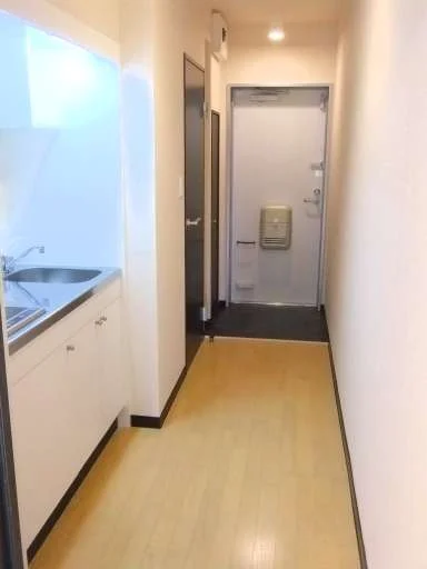 居間側から玄関までの廊下部。