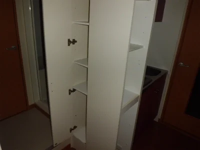 キッチン横の便利な収納棚。