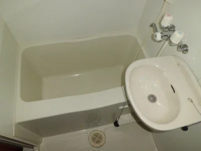 洗面台付バスルーム。