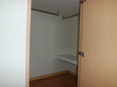 ベッドの下は、ウォークインクローゼットになっています。