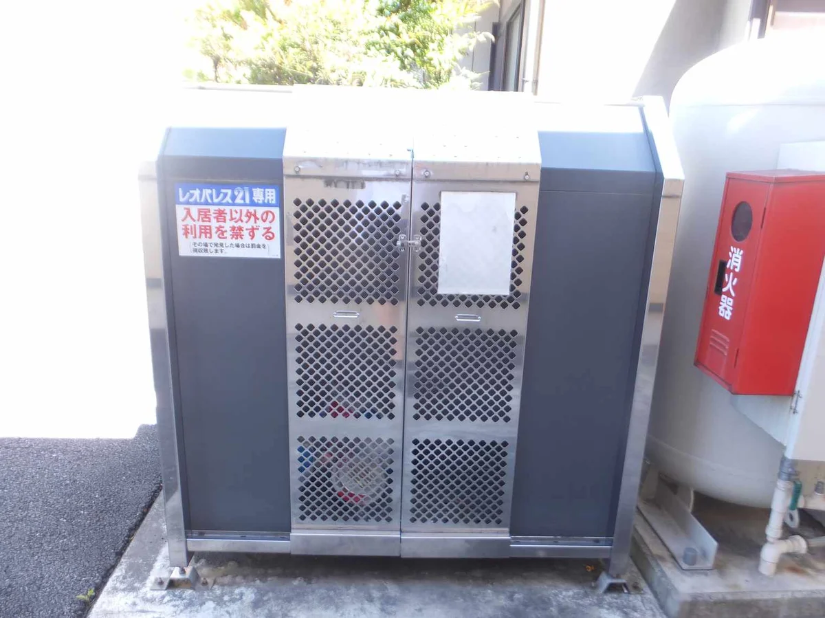 敷地内にゴミ庫が設置されておりゴミ捨てに便利です