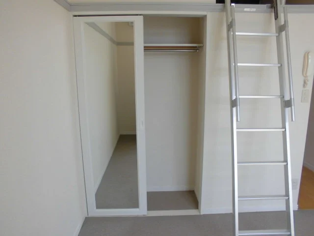 大容量収納できるクローゼット付き。