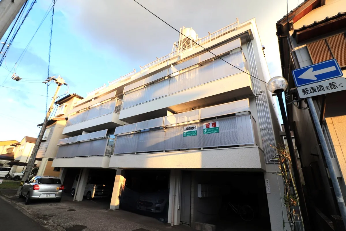 高知駅から徒歩6分！　駐車場も利用可能な郊外へアクセスも可能！