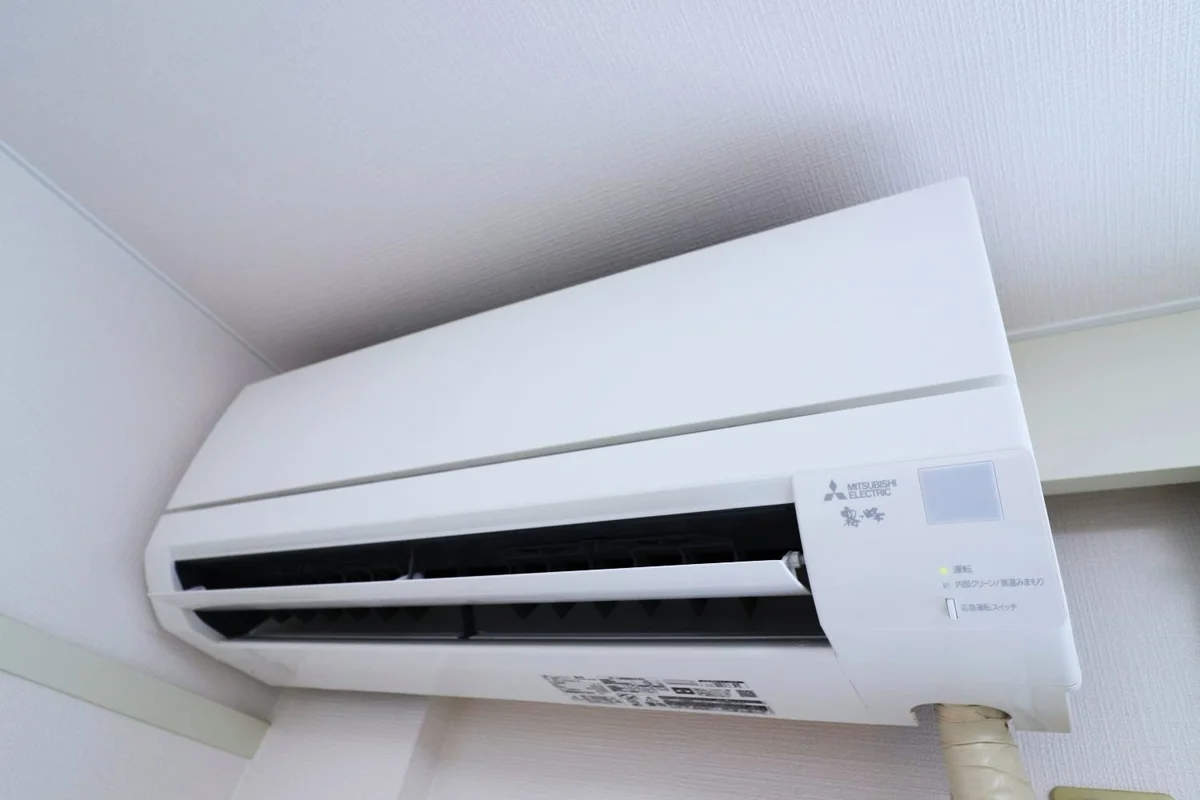 エアコンにて冷暖房調整ができて　快適な空間づくりに必要なアイテム！