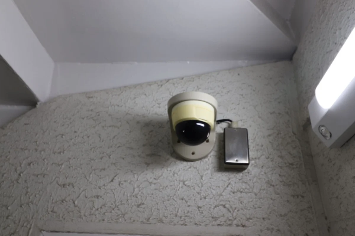 防犯カメラ付きで不審者撃退！