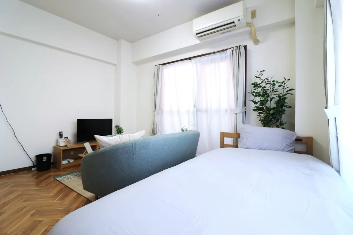 リネン類の取り揃えが豊富です！　ソファ付きの室内でテレビを見ながらゆったりとお過ごしいただけます。