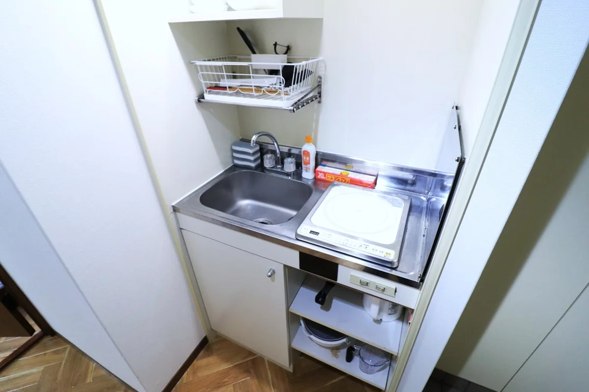 キッチンは卓上IHでお手入れも簡単です！　自炊可能で長期滞在でも健康面に考慮！
