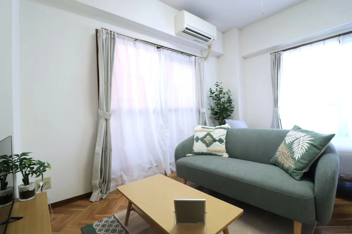 角部屋で　開口部が多く明るい室内！　ソファ付きのお部屋で落ち着くインテリアが魅力！