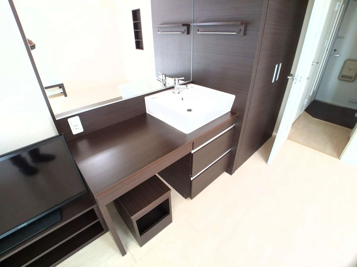 鏡を備え　準備のしやすい洗面台