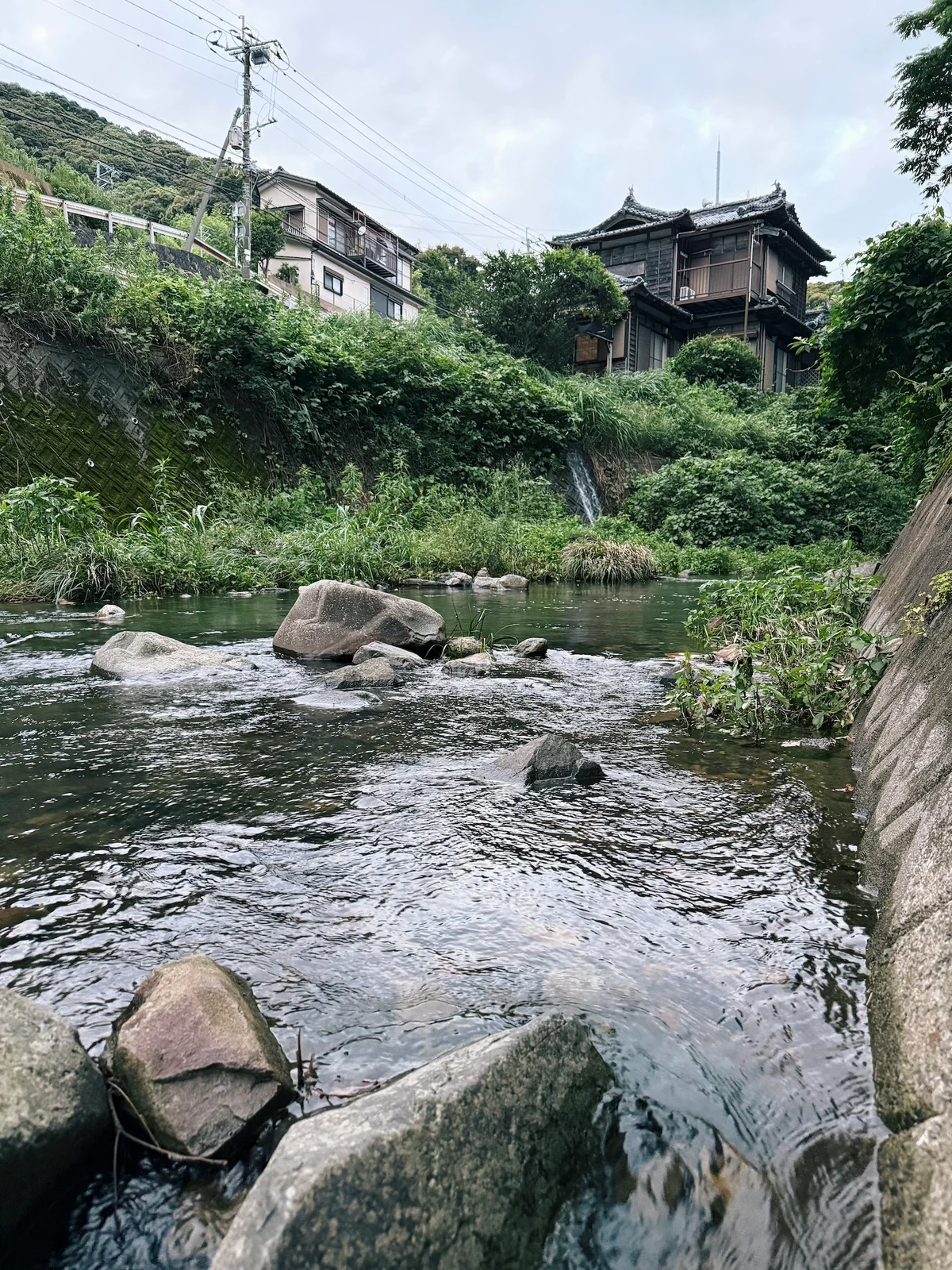 近くを川が流れ夏でも快適な時間を過ごます♪