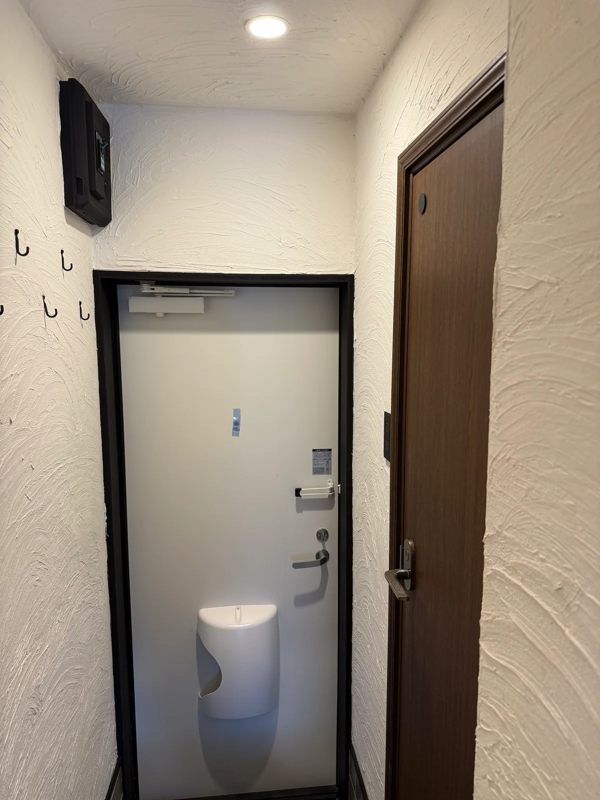 玄関も白を基調として明るく迎え入れてくれます♪洋服掛けも便利