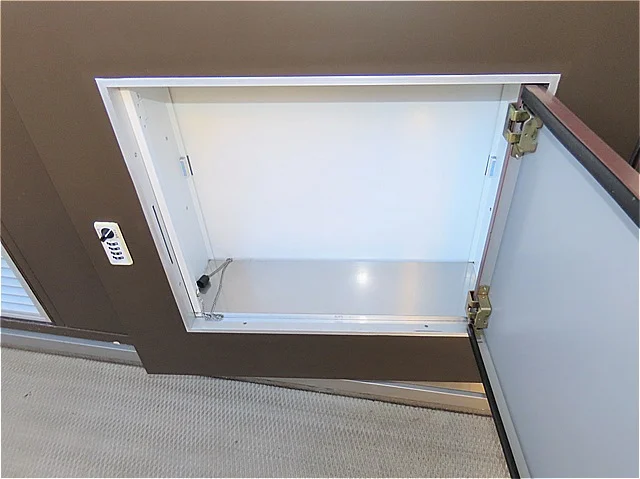 玄関扉に宅配ボックスあり