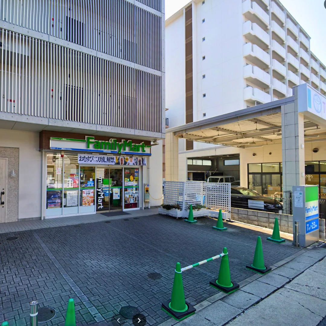 物件を出てすぐ。ちょっとした買い物や急な用事にも安心の距離です。