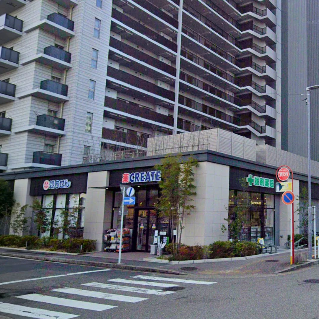 日用品や医薬品が揃うドラッグストアが近く、長期滞在でも安心です。