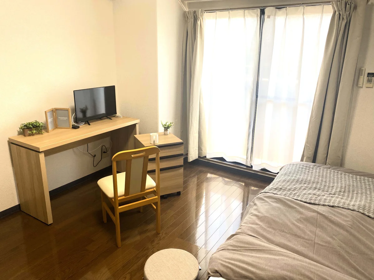 暖かい雰囲気が魅力的な1K！家具家電付きで入居されたその日から自宅のようにくつろいでいただける空間となっております。収納スペースもございますので、ぜひご利用ください