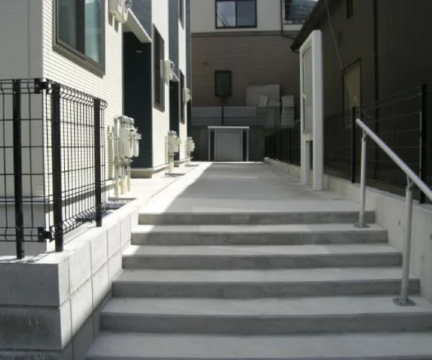 共用部分は清掃業者が清掃しております。