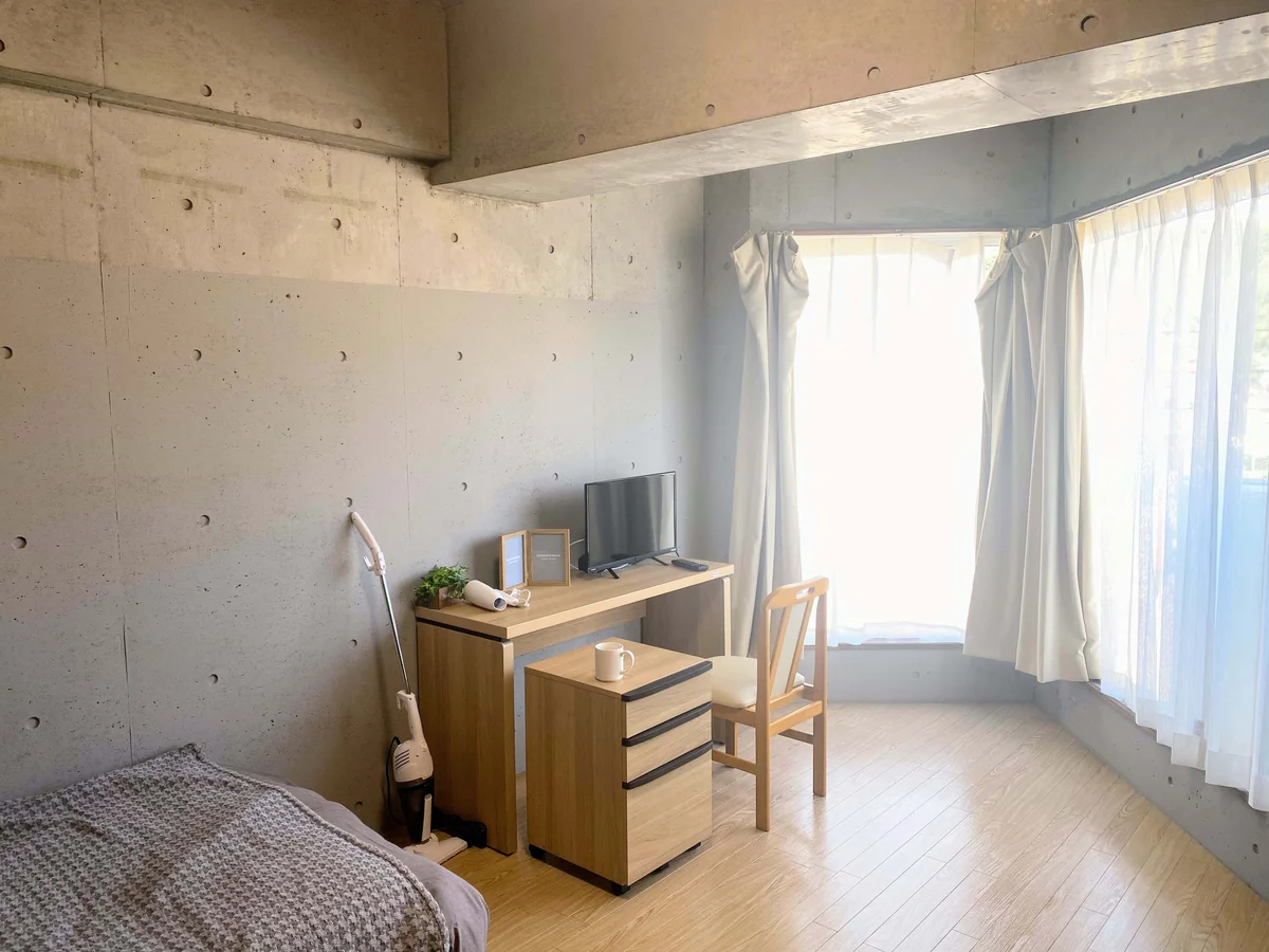おしゃれな雰囲気が魅力的な1K！家具家電付きで入居されたその日から自宅のようにくつろいでいただける空間となっております。収納スペースもございますので、ぜひご利用ください