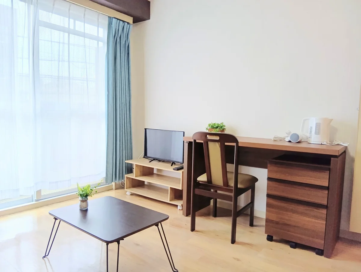 暖かい雰囲気が魅力的な1K！家具家電付きで入居されたその日から自宅のようにくつろいでいただける空間となっております。収納スペースもございますので、ぜひご利用ください