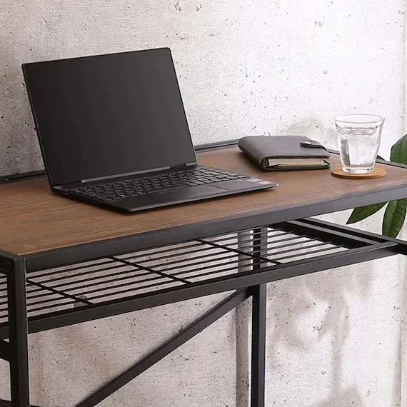 室内で使用しているデスクのイメージ画像