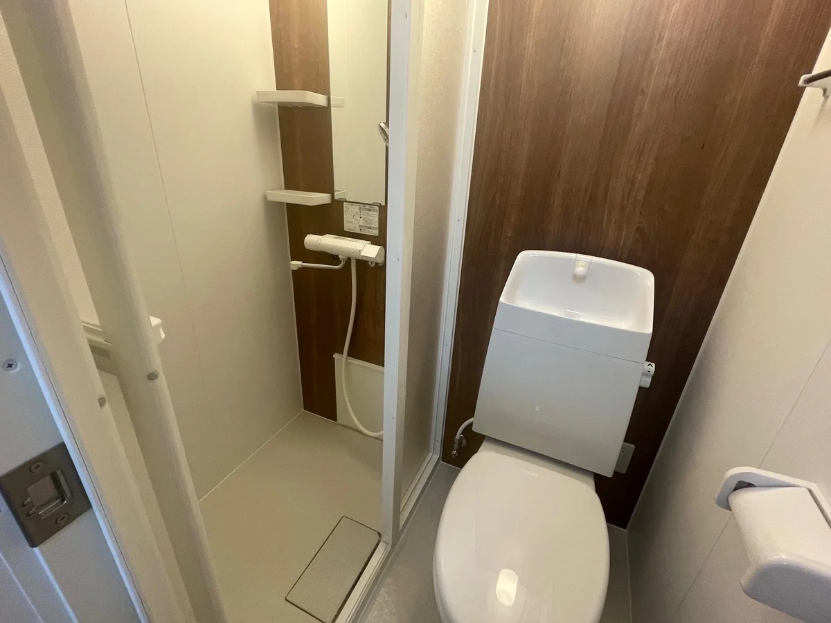 浴室は浴槽なしシャワールームです