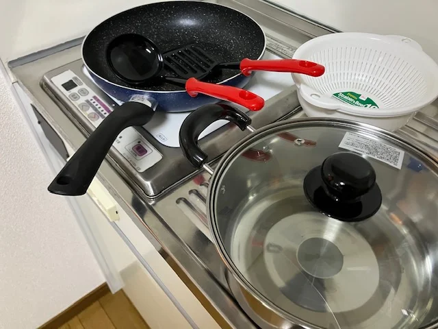 フライパン、両手鍋、お玉、フライ返し、包丁などを取り揃えております。